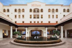 卡波圣卢卡斯Hilton Grand Vacations Club La Pacifica Los Cabos的酒店前方的庭院内设有大型喷泉