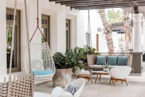 卡波圣卢卡斯Hilton Grand Vacations Club La Pacifica Los Cabos的户外庭院配有椅子和秋千