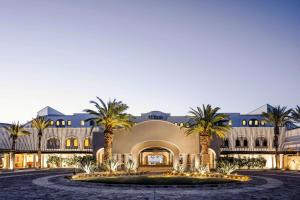 卡波圣卢卡斯Hilton Grand Vacations Club La Pacifica Los Cabos的棕榈树度假村外貌的 ⁇ 染