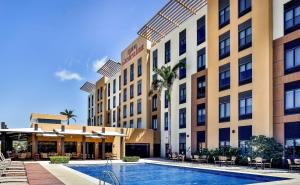 利比里亚Hilton Garden Inn Guanacaste Airport的大楼前设有游泳池的酒店