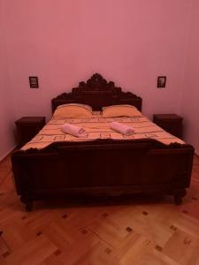 BagdatʼiMaximus Wine Cellar,Bagdati Wine House的卧室设有一张大床,拥有粉红色的墙壁