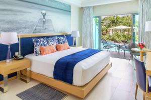 格罗斯岛Harbor Club St Lucia, Curio Collection by Hilton的一间带大床的卧室和一个阳台