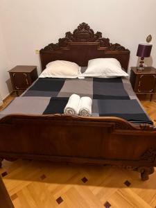 BagdatʼiMaximus Wine Cellar,Bagdati Wine House的一间卧室配有一张床,上面有两条毛巾