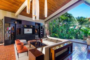 圣何塞Hilton Cariari DoubleTree San Jose - Costa Rica的客厅配有沙发和桌子