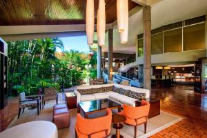 圣何塞Hilton Cariari DoubleTree San Jose - Costa Rica的开放式客厅配有沙发和椅子