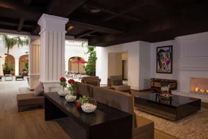 托卢卡Doubletree By Hilton Toluca的带沙发和壁炉的客厅