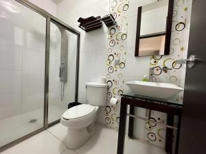 图斯特拉古铁雷斯Casa moderna climatizada en Tuxtla Gutiérrez的浴室配有卫生间、盥洗盆和淋浴。