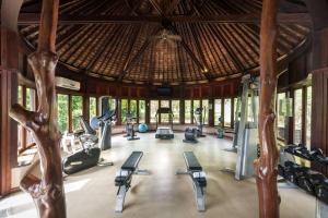 帕佩托艾Hilton Moorea Lagoon Resort & Spa的大楼内带跑步机和健身器材的健身房