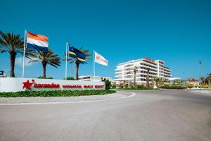 威廉斯塔德Mangrove Beach Corendon Curacao All-Inclusive Resort, Curio的标志建筑前的道路