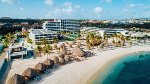 威廉斯塔德Mangrove Beach Corendon Curacao All-Inclusive Resort, Curio的享有海滩的空中景致,配有遮阳伞和海洋
