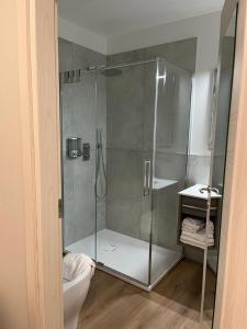 Foiarola的浴室设有玻璃淋浴间和卫生间