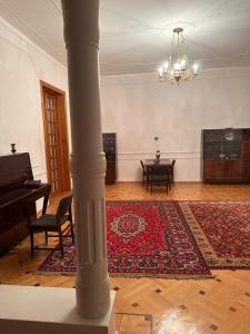 BagdatʼiMaximus Wine Cellar,Bagdati Wine House的大房间,有地毯和钢琴