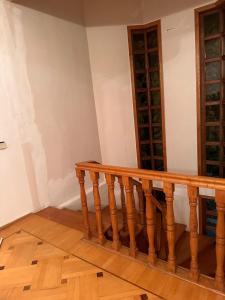 BagdatʼiMaximus Wine Cellar,Bagdati Wine House的木质楼梯,铺有木地板
