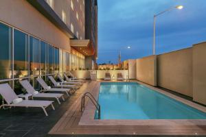 蒙特雷Hampton Inn By Hilton Monterrey Apodaca的一座带躺椅的建筑屋顶上的游泳池