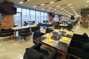 蒙特雷Hilton Garden Inn Monterrey Obispado的用餐室配有桌椅和窗户。