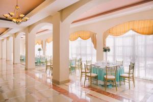 马那瓜马那瓜公主希尔顿酒店的一间带桌椅的用餐室