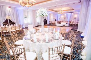 马那瓜马那瓜公主希尔顿酒店的宴会厅的婚礼招待会,配有桌椅