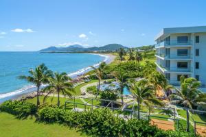 巴斯特尔Koi Resort Saint Kitts, Curio Collection by Hilton的享有酒店和海滩的景致。