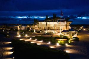 圣佩德罗Mahogany Bay Resort and Beach Club, Curio Collection的一座建筑,在晚上有灯