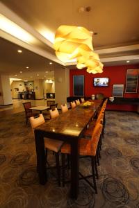 坦皮科坦皮科机场汉普顿酒店的一间带长桌和椅子的用餐室