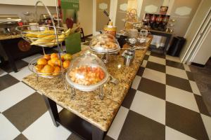 坦皮科坦皮科机场汉普顿酒店的上面有几碗食物的柜台