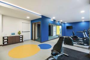 库库塔Hampton By Hilton Cucuta的一间设有蓝色墙壁的健身房的客房