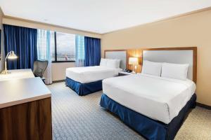 墨西哥城墨西哥城机场希尔顿酒店的酒店客房配有两张床和一张书桌