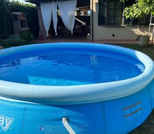卡潘诺里casa GIRASOLE的房屋前的大型蓝色热水浴池