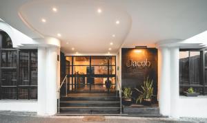 提比里亚Jacob Tiberias by Jacob Hotels的商店前有楼梯通往大楼