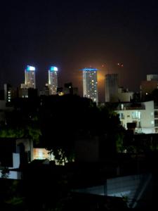 罗萨里奥Departamento moderno en Rosario calidad & ubicación的城市天际线,夜晚有蓝色的灯光