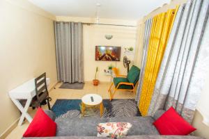 基苏木Tom Mboya Estate - Fast WI-FI, Netflix and Parking 1Br Apartment in Kisumu Town的客厅配有沙发和桌子