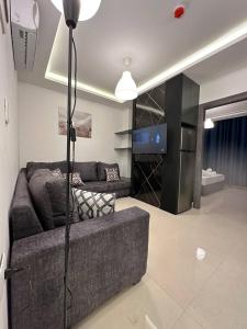 安曼Modern 2bedroom For Rent Abdoun2的带沙发和电视的客厅