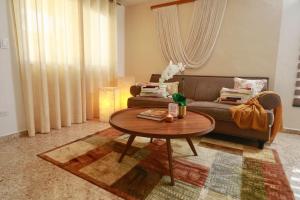 科苏梅尔Casa Belcher的带沙发和咖啡桌的客厅