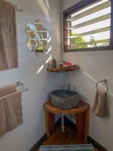 马太Vakanananu Retreat的一间带石制水槽和窗户的浴室