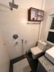 加德满都Your home in Kathmandu!的一间带卫生间、水槽和镜子的浴室