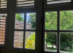 法兰西堡Jireh-plénitude的享有庭院景致的开放式窗户