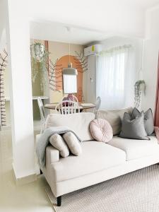 蓬塔卡纳Oasis Punta Cana Apartments 3的客厅配有白色的沙发和桌子