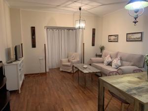 韦尔瓦Ría de Huelva的客厅配有沙发和桌子