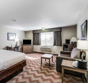 索诺拉西佳索诺拉奥克斯酒店及会议中心的酒店客房,配有床和沙发