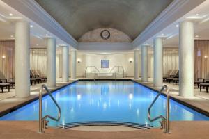 夏特山希尔顿索特酒店的酒店大堂的游泳池,设有柱子