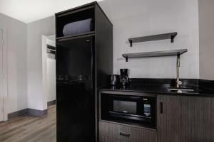 圣安东尼奥Studio 6 San Antonio TX Northwest Medical Center的厨房配有黑色冰箱和微波炉。