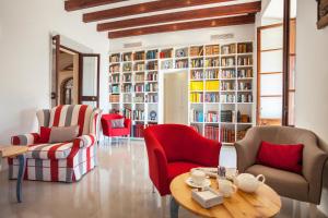 波连萨港勒奈尔酒店的客厅配有椅子、桌子和书架