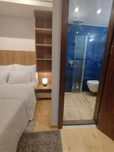 贝尔格莱德Balkanska Four Seasons Suites的一间卧室设有一张床、淋浴和卫生间