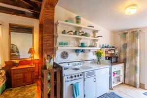 萨凡纳Stella Blue - A的厨房配有白色炉灶和水槽