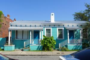 萨凡纳Stella Blue - A的街上有锡屋顶的蓝色房子