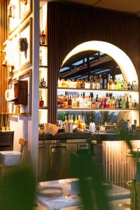麦德林1616 Hotel Medellin的厨房设有装满许多瓶子的酒吧