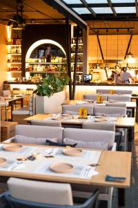 麦德林1616 Hotel Medellin的一间带桌椅的用餐室和一间餐厅