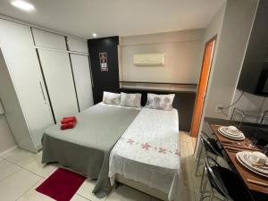 累西腓Flat Luxo Completo em Boa Viagem junto ao Shopping的一间带床的小卧室和一间厨房