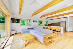 白马村Hakuba Views的客厅配有蓝色的沙发和桌子