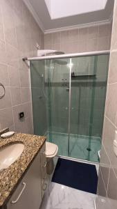 圣保罗Excelente Quarto Próximo Ao Metrô的带淋浴、卫生间和盥洗盆的浴室